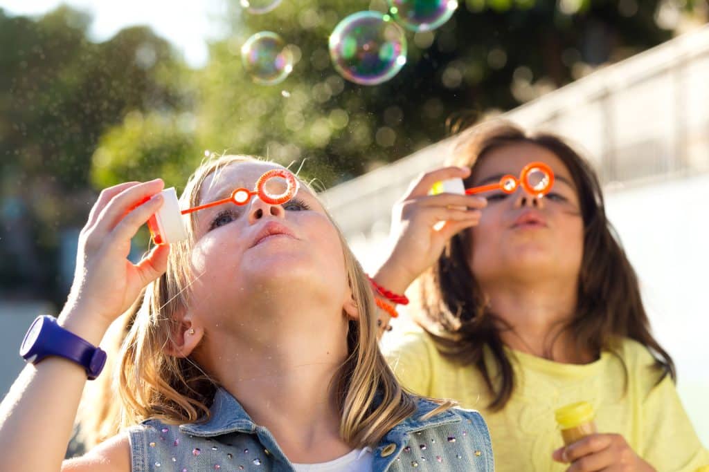 Kids spielen Seifenblasen